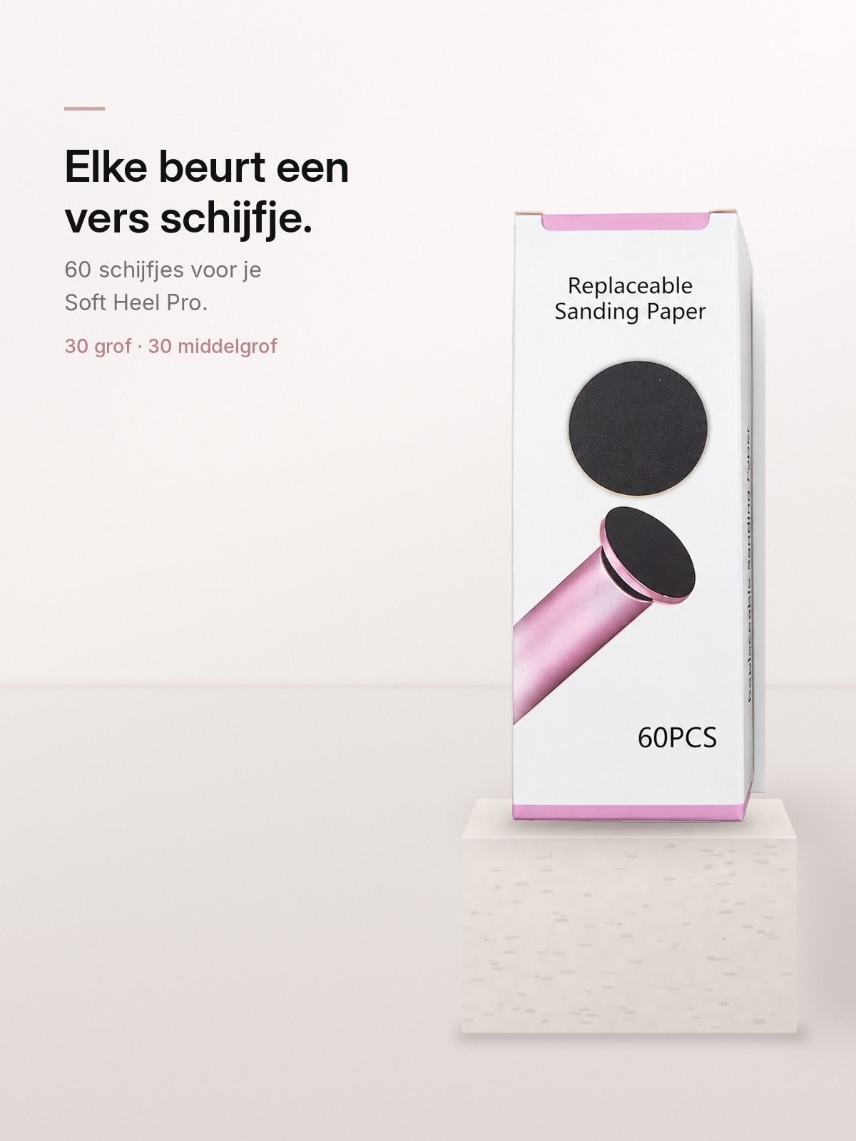 Doos schuurschijfjes op een stenen sokkel
