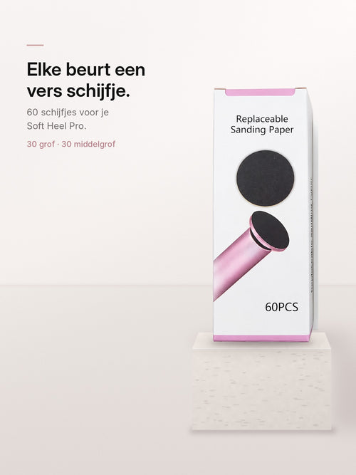 Doos schuurschijfjes op een stenen sokkel